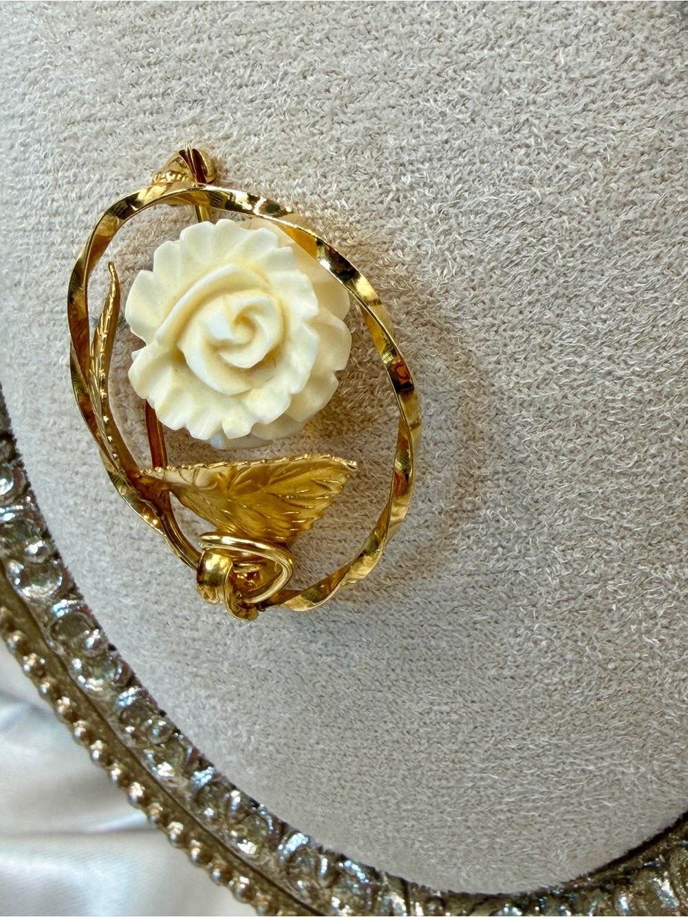 Vintage 14K GF Carved Rose Circle Frame Brooch Pin Cottagecore - Picture 4 of 10